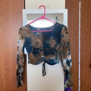 LONG SLEEVE TIE DIE PATTERN CROP TOP WITH ADJUSTABLE TIES